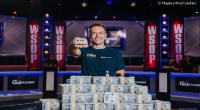 Espen Jorstad posa para foto com pilha de dólares durante torneio de poker WSOP 2022