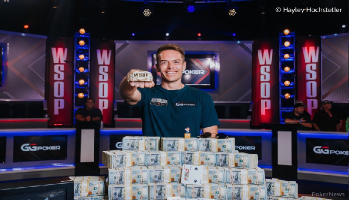 Espen Jorstad posa para foto com pilha de dólares durante torneio de poker WSOP 2022