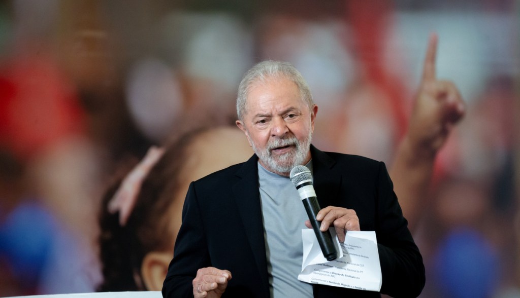 Ex-presidente do Brasil, Luis Inácio Lula da Silva, falando ao microfone em evento