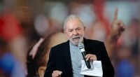 Ex-presidente do Brasil, Luis Inácio Lula da Silva, falando ao microfone em evento