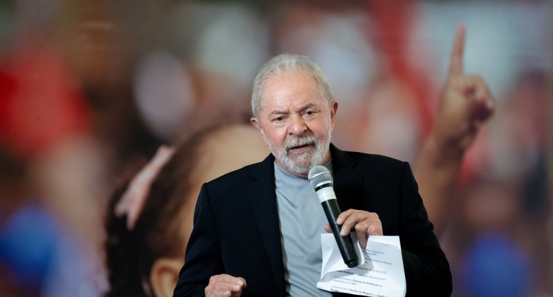 Ex-presidente do Brasil, Luis Inácio Lula da Silva, falando ao microfone em evento