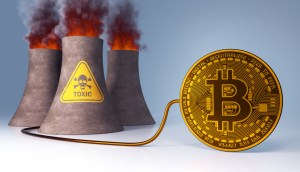 Ilustração de uma moeda de bitcoin ligada por um cano a três cones flamejantes