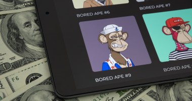 Tela de computador em cima de dólares mostra NFTs bored apes