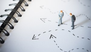 Conceito de decisão empresarial. Empresários de pé e dando conselhos com escolha caminho seta