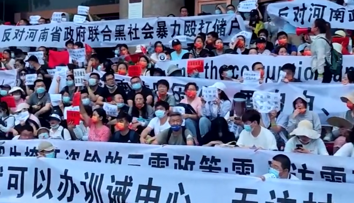 Imagem da matéria: Bancos congelam saques em província da China e população faz protesto violento; veja vídeo