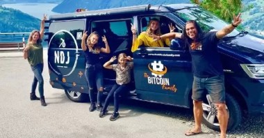 família bitcoin posa para foto em sua van personalizada com logo do bitcoin
