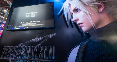 painel físico de promoção do jogo Final Fantasy