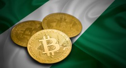 pilha de bitcoin em cima da bandeira da nigeria