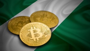 pilha de bitcoin em cima da bandeira da nigeria