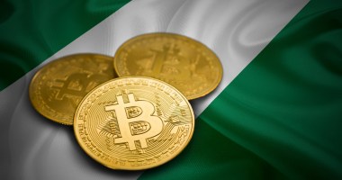 pilha de bitcoin em cima da bandeira da nigeria