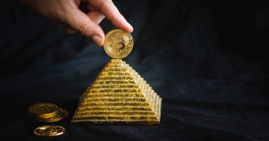 Piramide formada por bitcoins