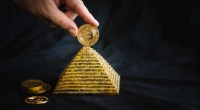 Piramide formada por bitcoins
