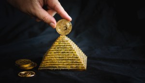 Piramide formada por bitcoins