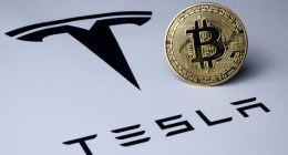 Imagem da matéria: Tesla move US$ 776 milhões em Bitcoin, mas moedas seguem sob controle da empresa