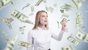 Mulher cercada por dinheiro