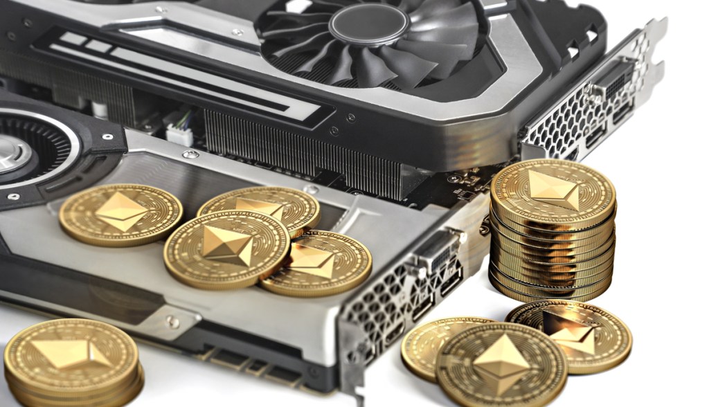 várias moedas de ethereum eth junto a uma placa de vídeo