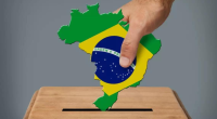 Bandeira do brasil sendo colocada em urna de eleição