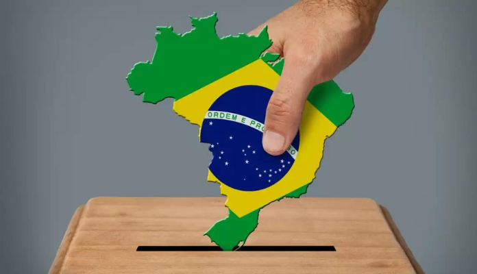 Bandeira do brasil sendo colocada em urna de eleição