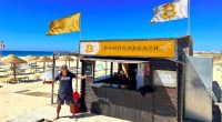 Didi Taihuttu no Bar da Família Bitcoin -Bitcoin Family -em praia de Lagos, Portugal