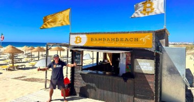 Didi Taihuttu no Bar da Família Bitcoin -Bitcoin Family -em praia de Lagos, Portugal
