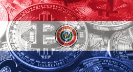 Fusão da imagem de uma moeda de bitcoin com a bandeira do Paraguai