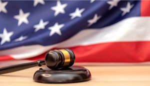 Martelo de justiça de madeira em frente à bandeira dos Estados Unidos