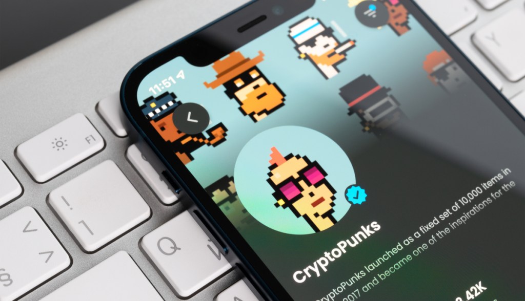 Perfil da coleção CryptoPunks no mercado NFT OpenSea mostrado em uma tela de celular
