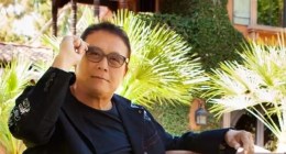 Robert Kiyosaki autor do livro Pai Rico Pai Pobre posa para foto