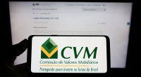 Tela de celular mostra logo da Comissão de Valores Mobiliários do Brasil CVM