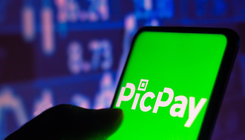 Tela de smartphone mostra logo PicPay em verde