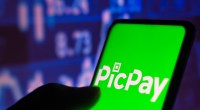 Tela de smartphone mostra logo PicPay em verde