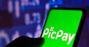Tela de smartphone mostra logo PicPay em verde