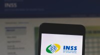Tela de smartphone exibe logo do INSS