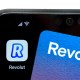 Tela de smartphone mostra logo do app Revolut