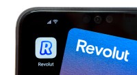 Tela de smartphone mostra logo do app Revolut