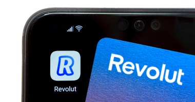 Tela de smartphone mostra logo do app Revolut