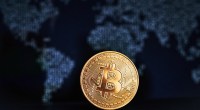 moeda de bitcoin à frente de esboço do mapa-mundi