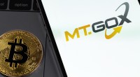 moeda de bitcoin ao lado de celular com logo da mt gox