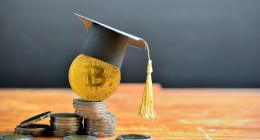 moeda de bitcoin com chapeu de graduação