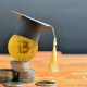 moeda de bitcoin com chapeu de graduação