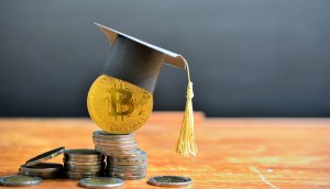 moeda de bitcoin com chapeu de graduação