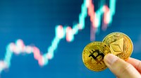 moeda de bitcoin e ethereum entre os dedos - ao fundo gráfico de mercado
