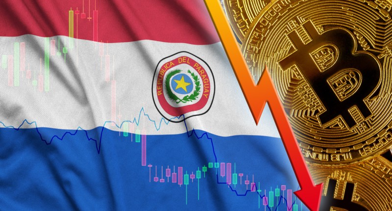 Bandeira do Paraguai com moeda de bitcoin
