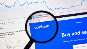 Lupa sobre o logotipo da Coinbase