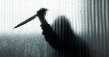 Sombra de homem com faca