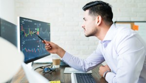 Investidor olhando para tela