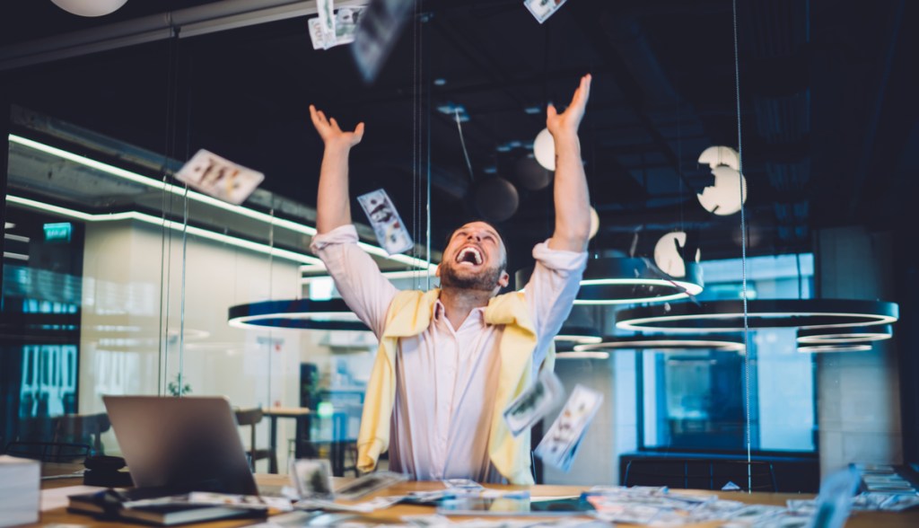 Investidor celebrando