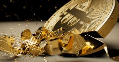 moeda de bitcoin sendo destruída