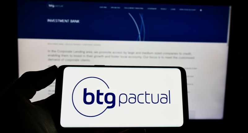 Celular com logo do BTG