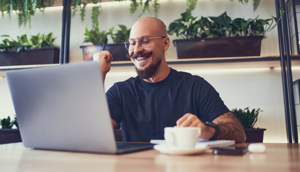 Investidor comemorando